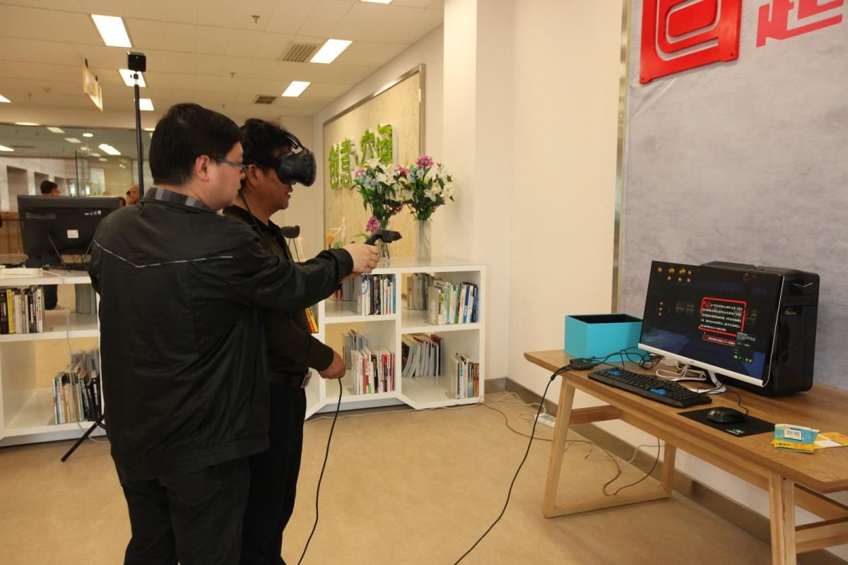 学员们体验新馆VR设备