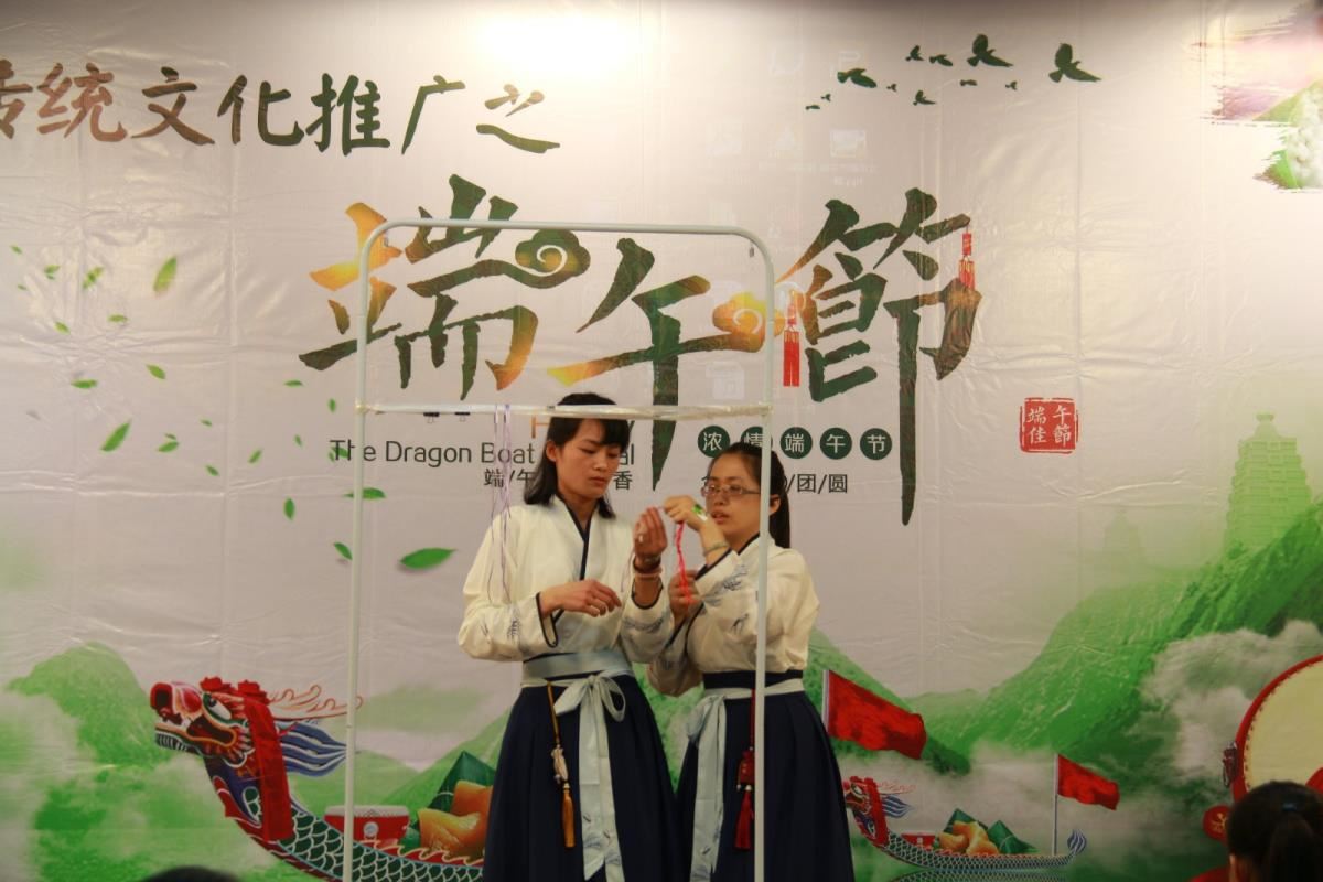 5老师在教授鸭蛋络子的编织
