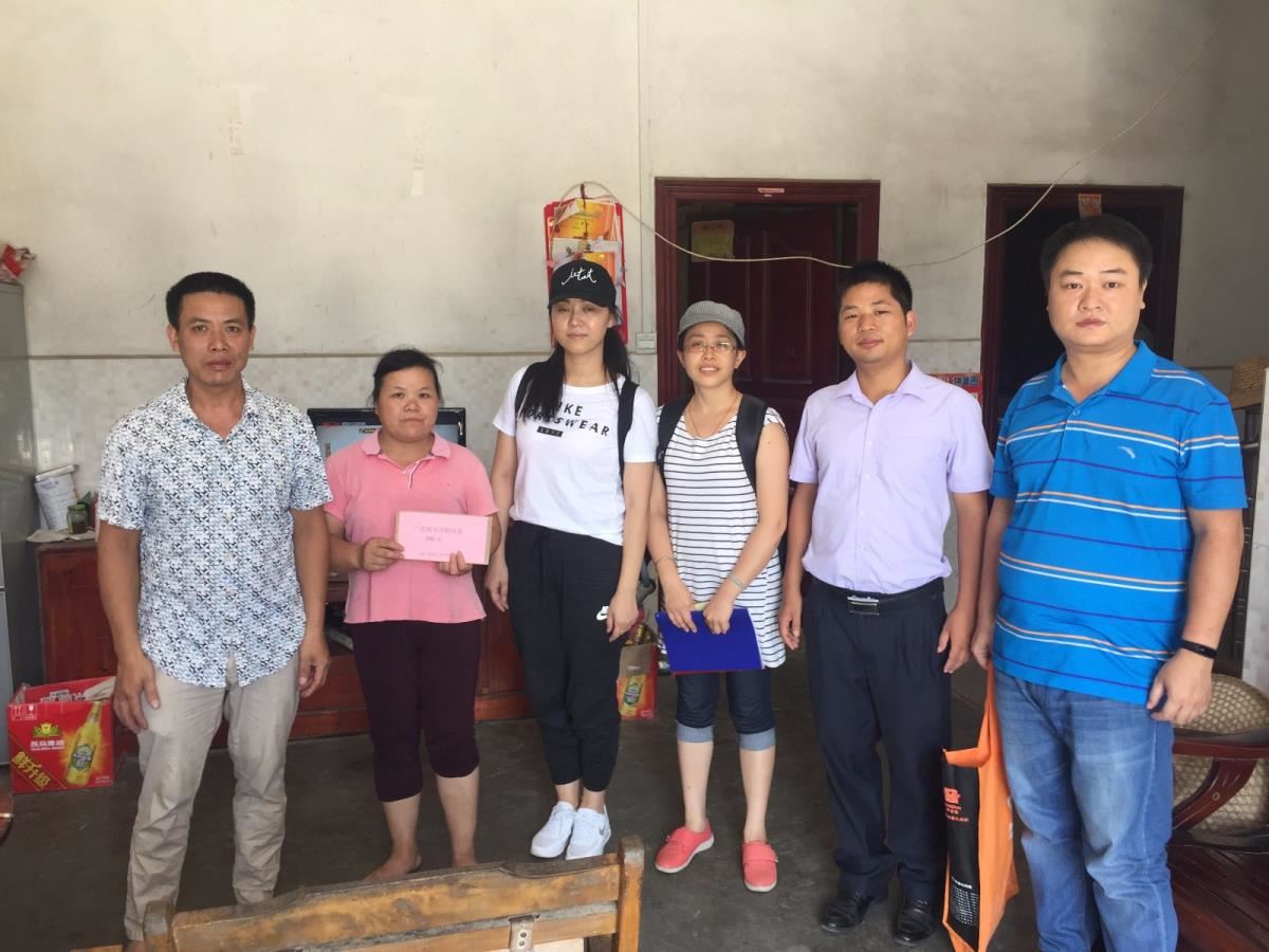 借阅部慰问贫困户1