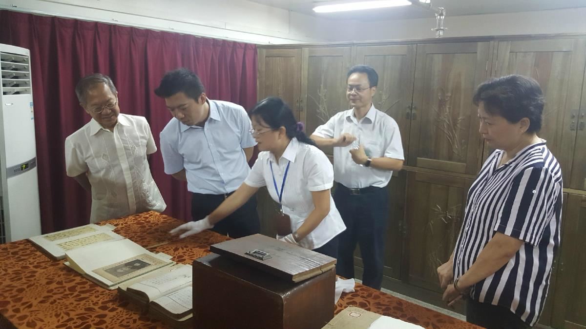 古籍书库工作人员进行介绍