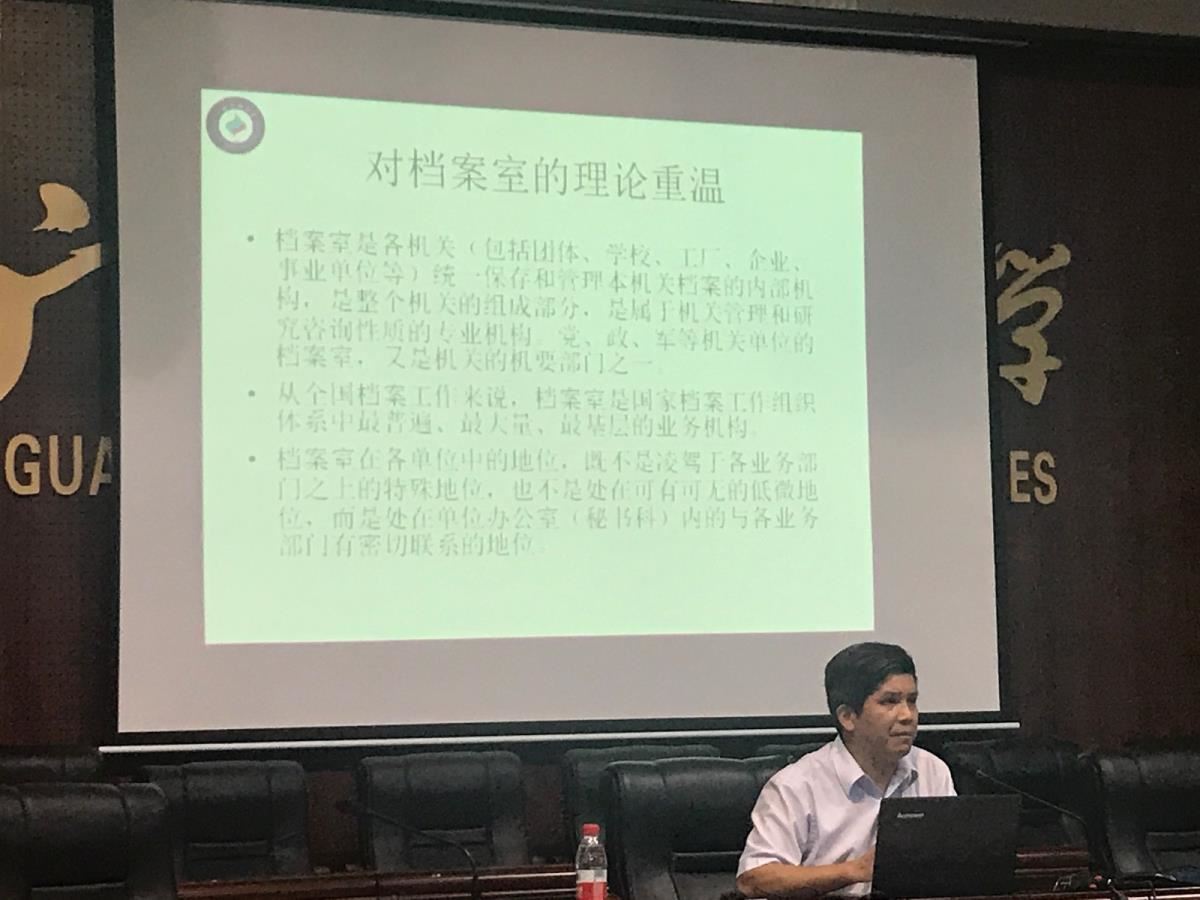广西民族大学管理学院教授黄夏基在授课