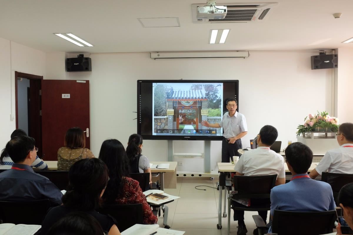 北京大学信息管理系教授王余光在授课