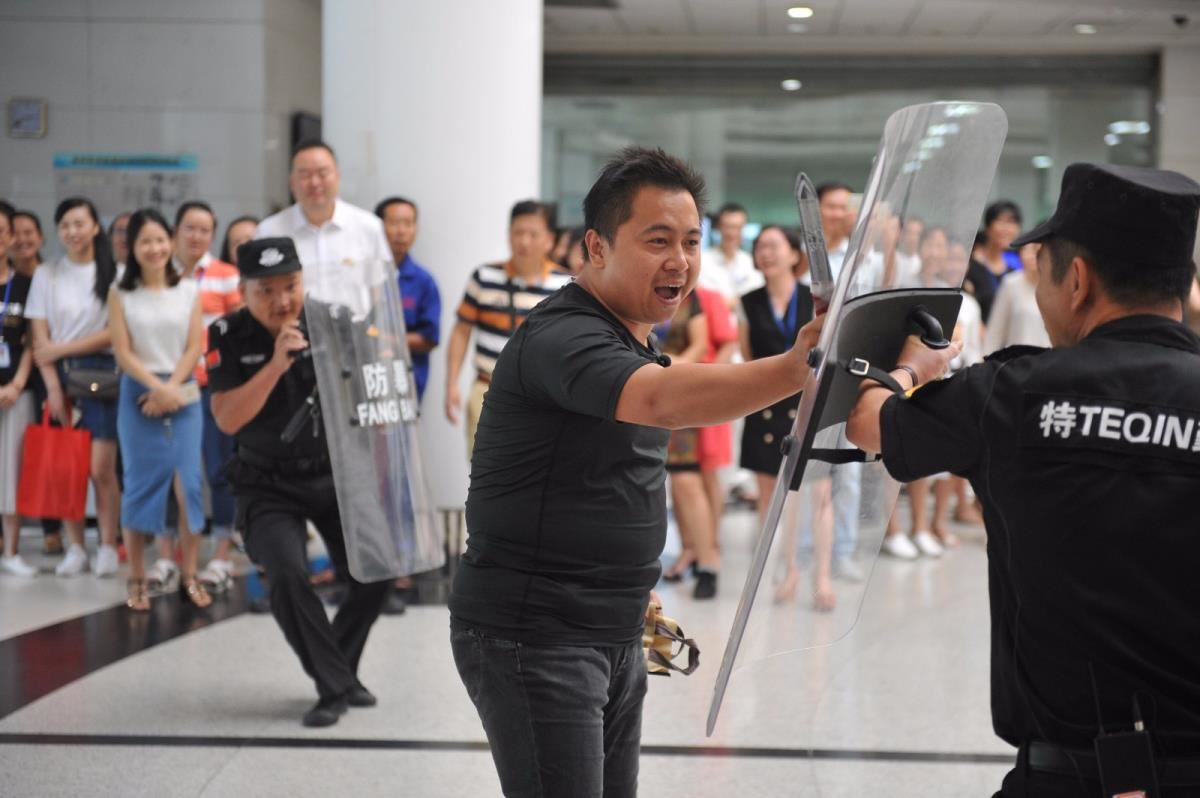 演练场景二：保安拦截冲向读者的“暴徒”