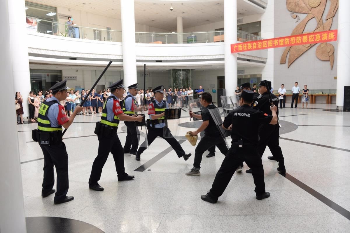 演练场景五：赶来的公安民警与保安合力制服“暴徒”