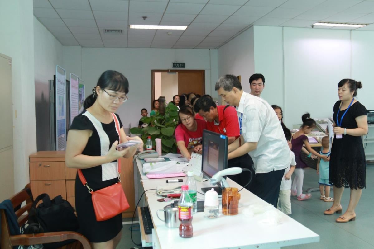 读者依次签到进入活动现场