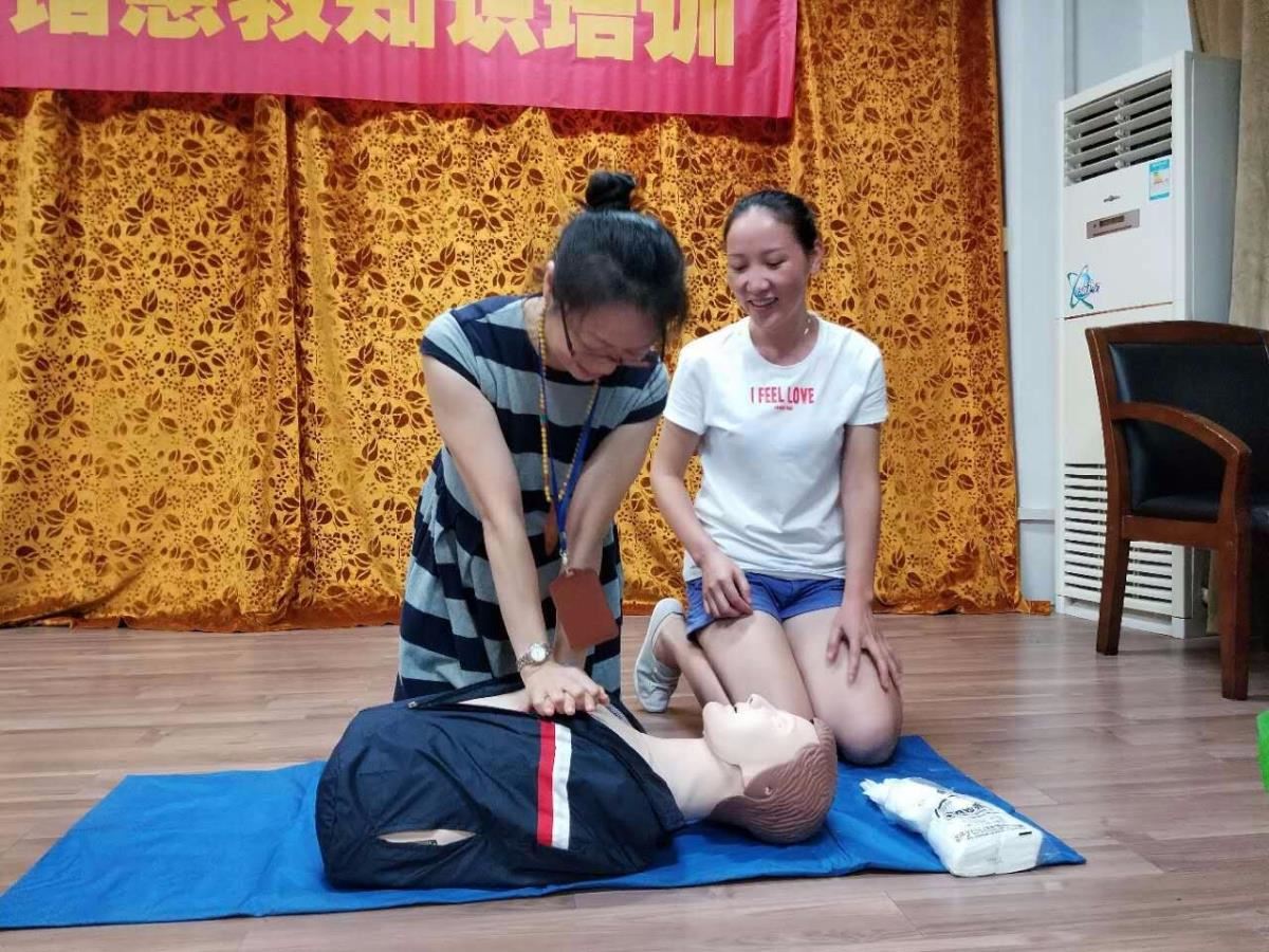 党委书记、副馆长黄艳现场操作