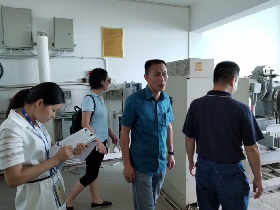 检查组一行到书库大楼电梯机房进行实地检查