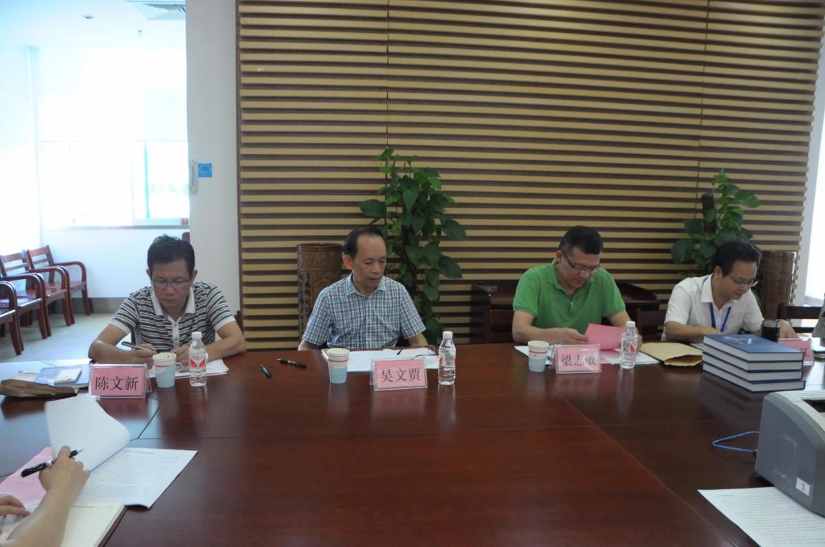 专家检阅验收材料并听取情况汇报