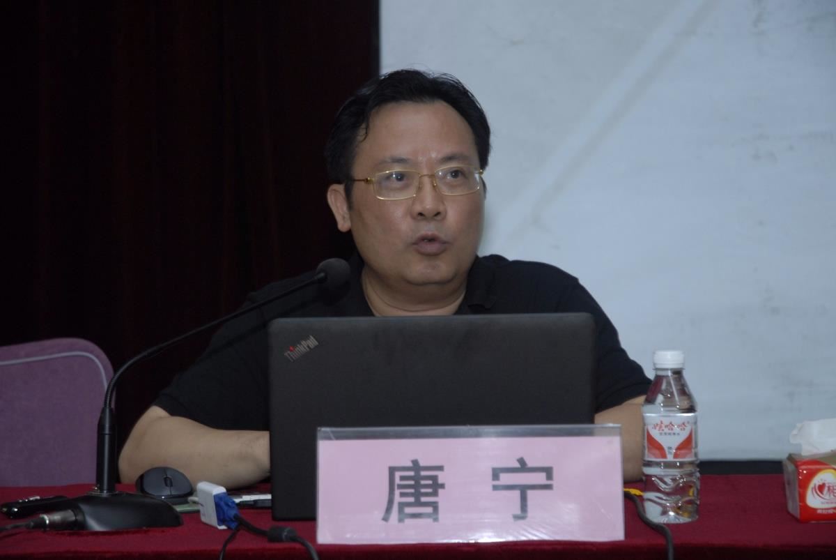 唐宁老师在授课