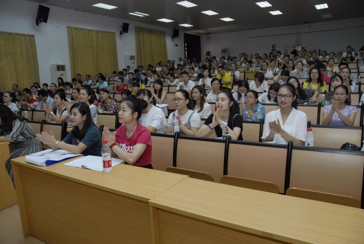 学员在认真听课