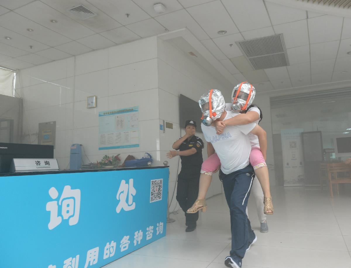 疏散逃生演练现场二：救援被困“读者”
