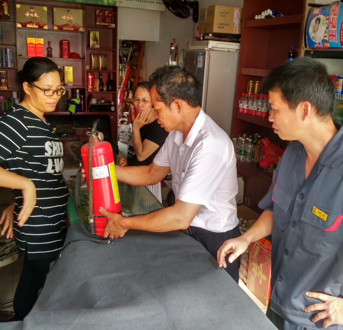 对租赁区铺面进行消防安全检查