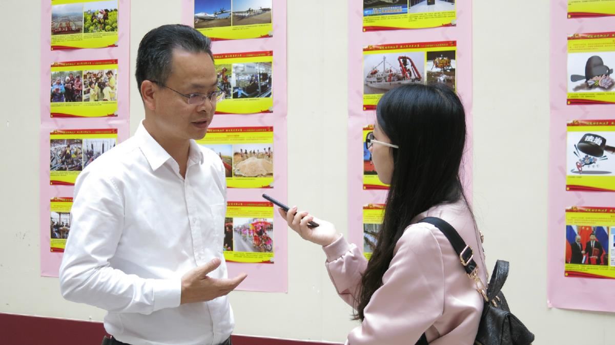 广西图书馆学会理事长韦江接受媒体采访