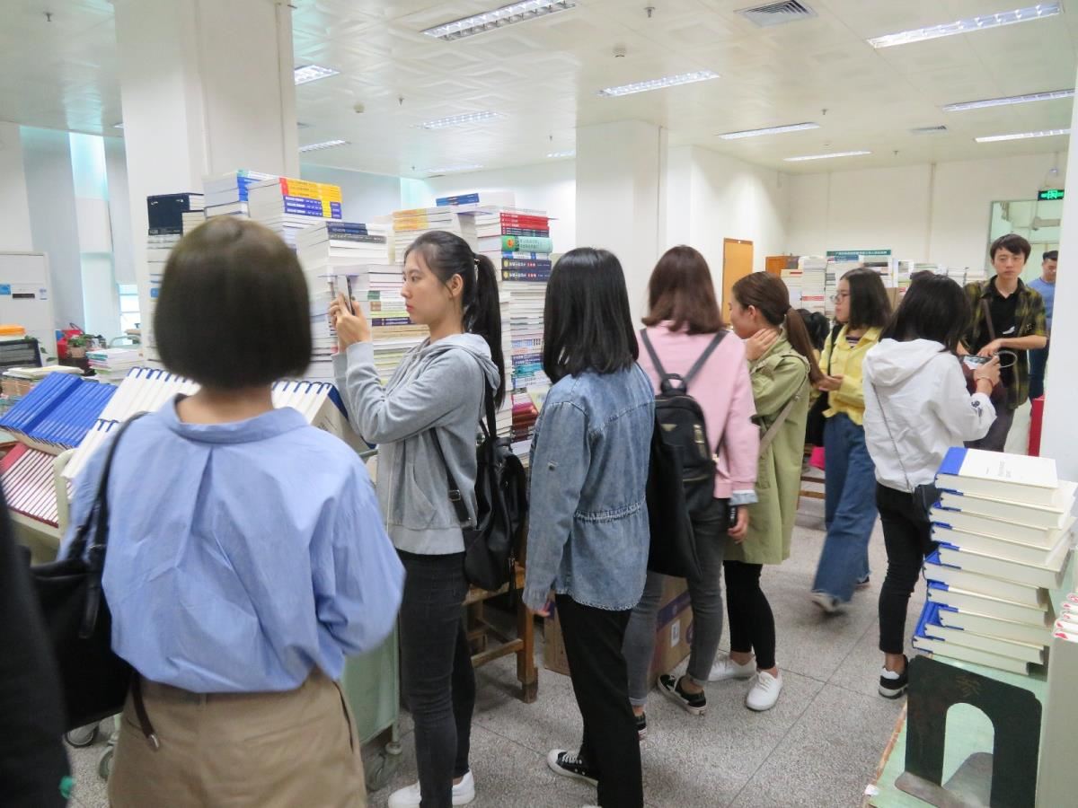 学生实地参观采编中心