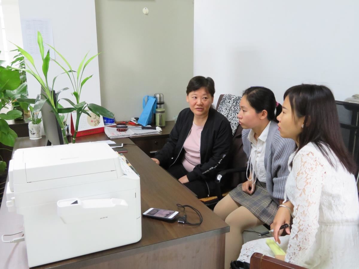马小红副研究馆员辅导百色市图书馆工作人员