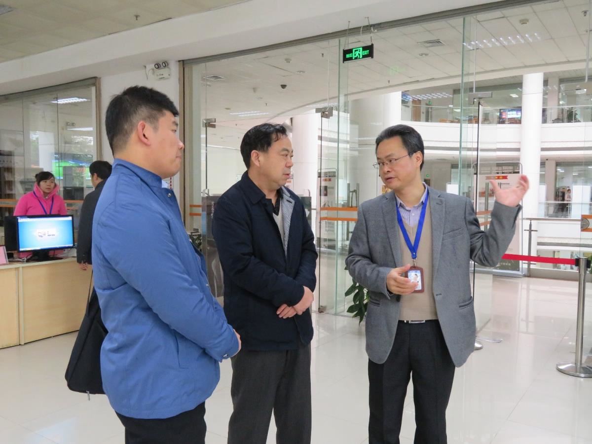 参观自然科学借阅室