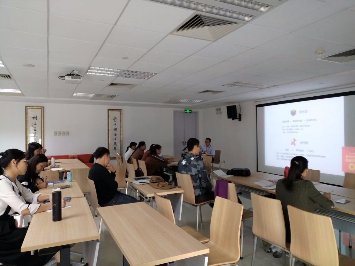 佛山市图书馆阅读推广部主任蔡畯给学员们授课