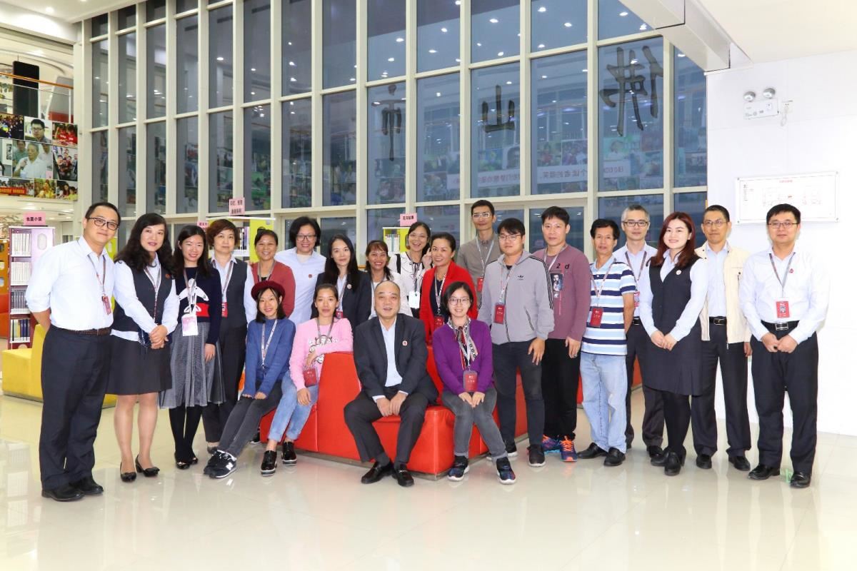 学员与佛山市图书馆屈义华馆长合影