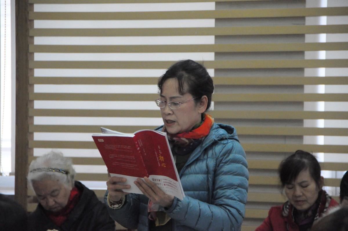 老年学员朗读