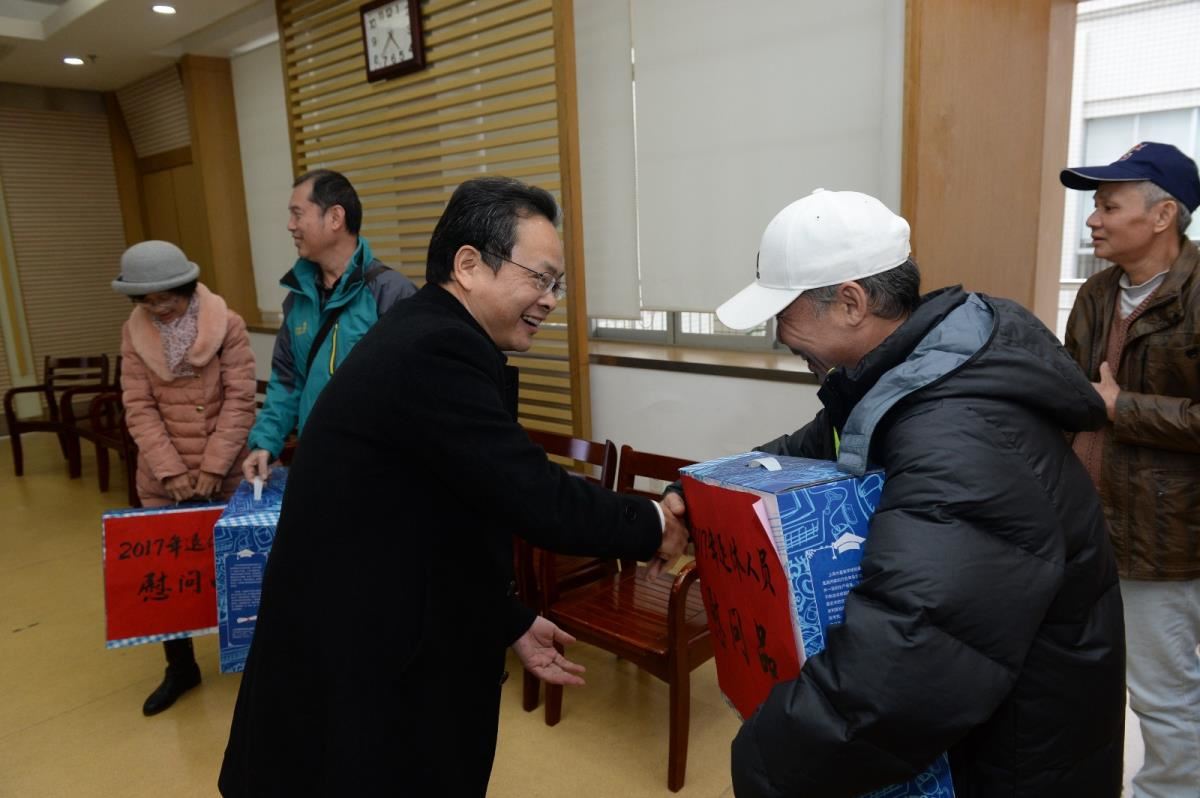 发放慰问品