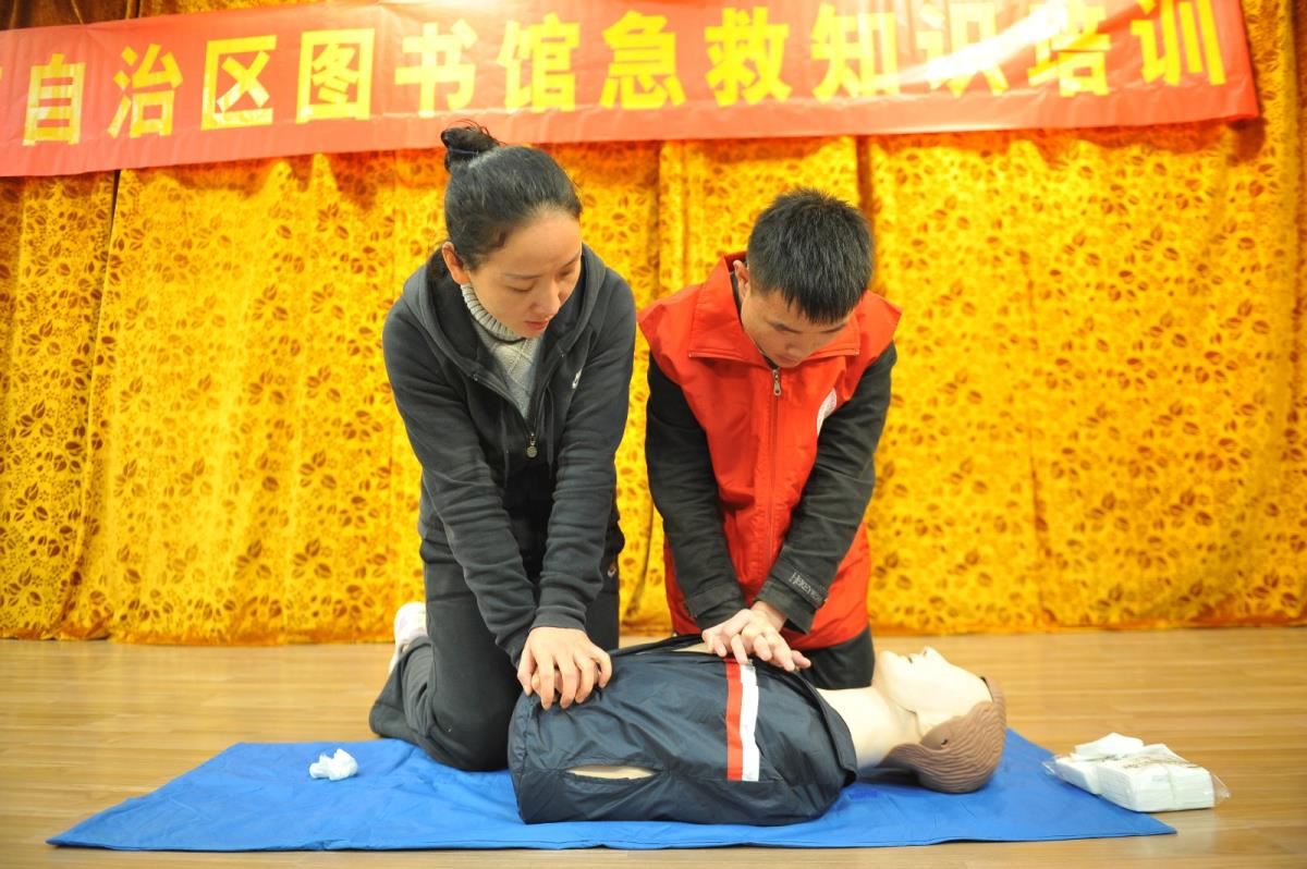 广西图书馆急救知识培训现场医护人员手把手传授急救技巧