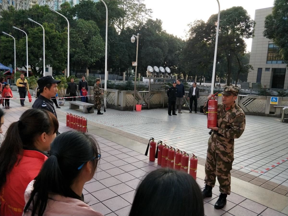 广西图书馆消防安全培训实战演练上，教官面对面传授经验