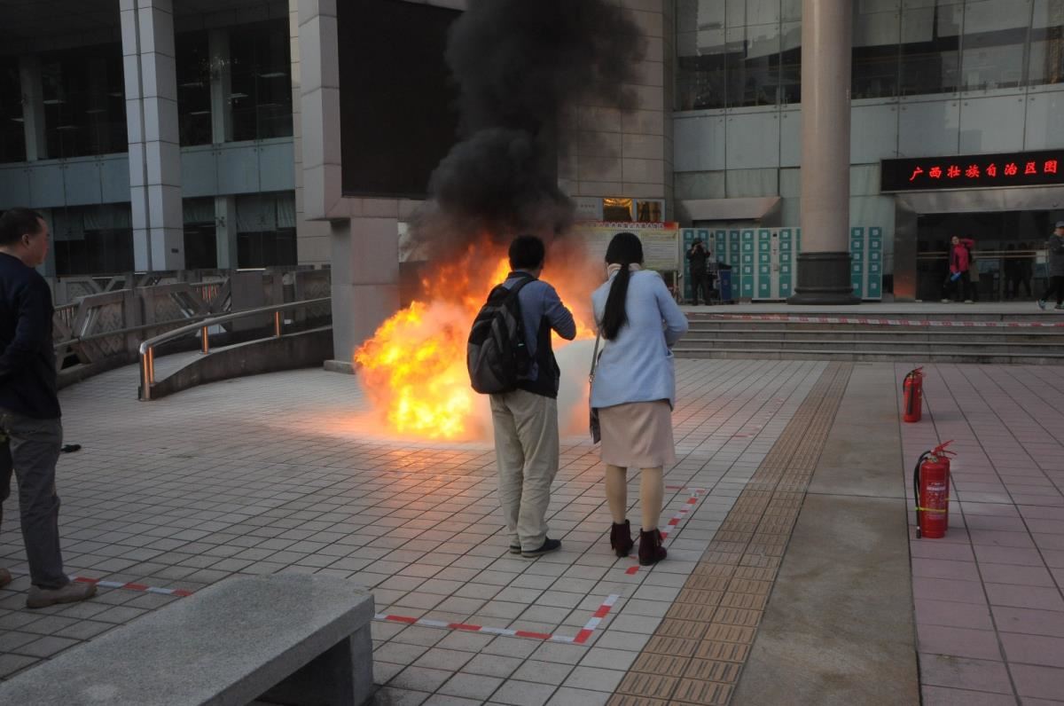 广西图书馆消防安全培训实战演练上，读者运用现学知识模拟消防灭火