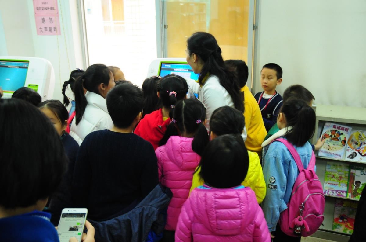 伍主任教同学们使用自助借还机
