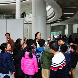 我和书籍有个约会——桂雅路小学走进广西少儿图书馆