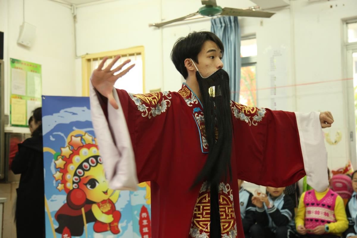 现场教学的老师