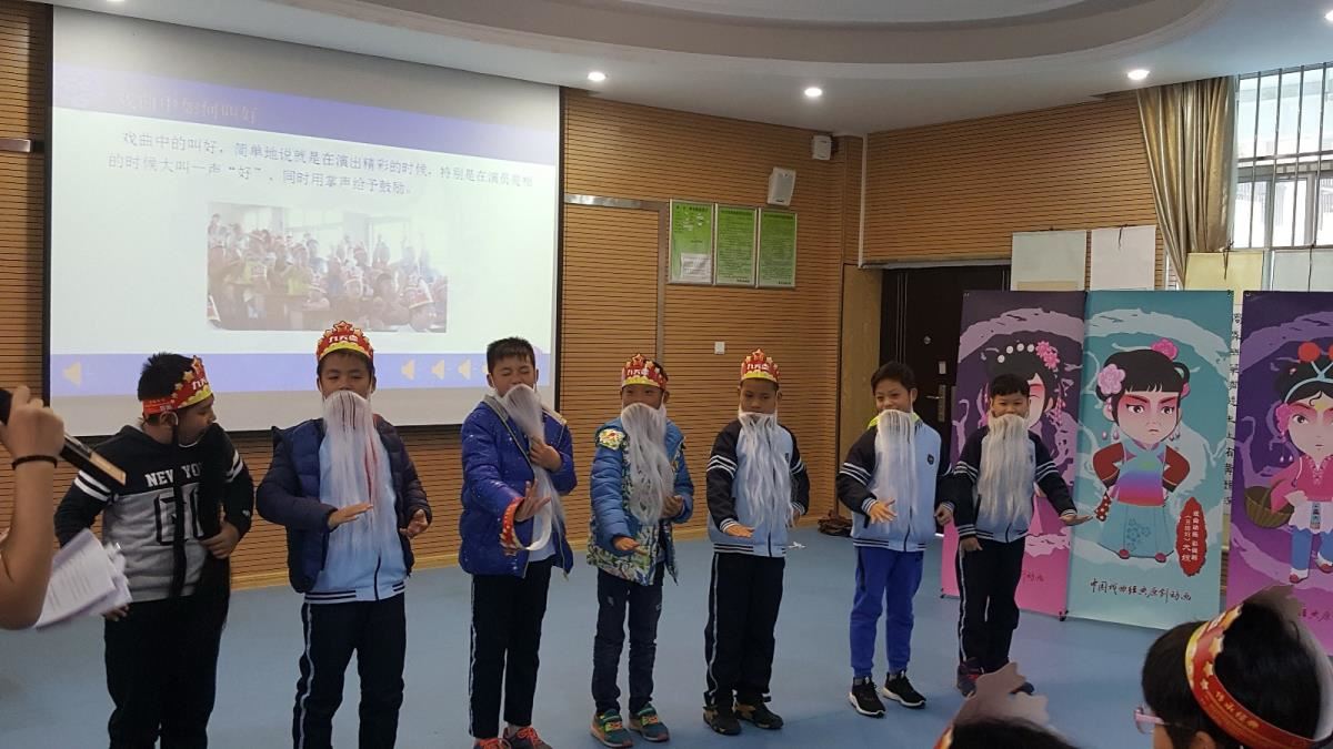 学生积极参与体验互动活动