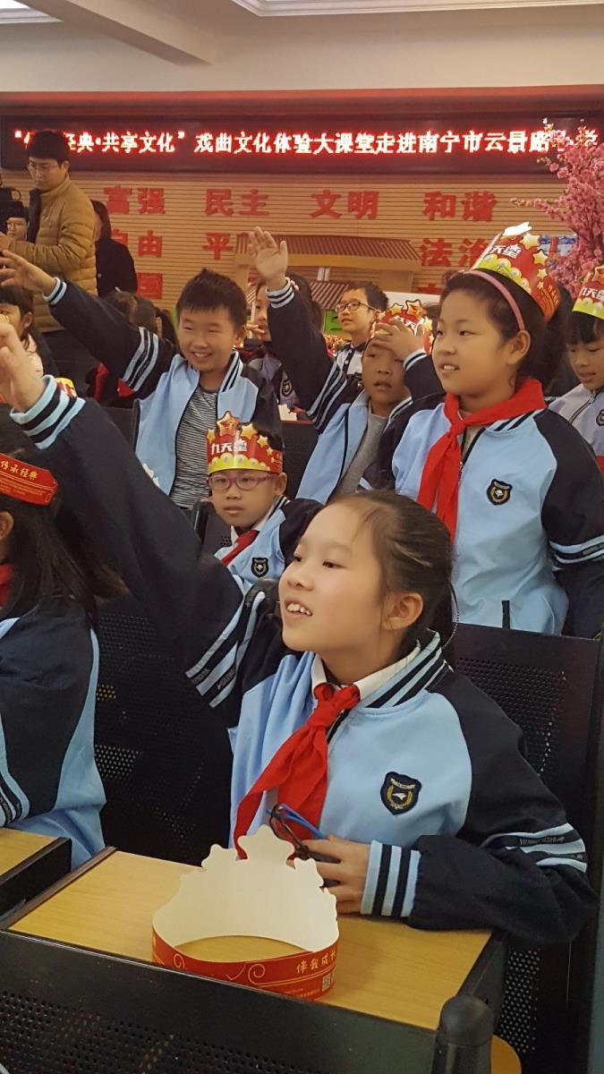 学生踊跃回答问题