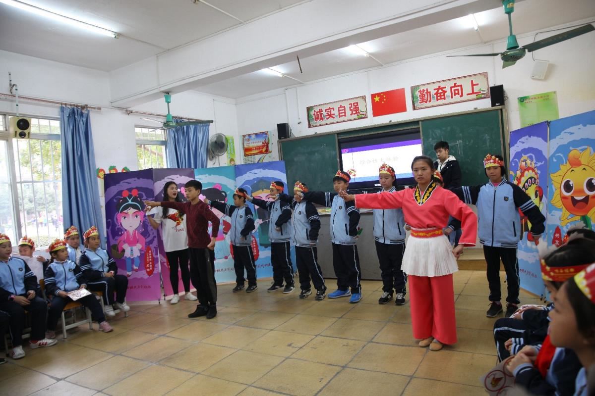 民主路小学活动现场