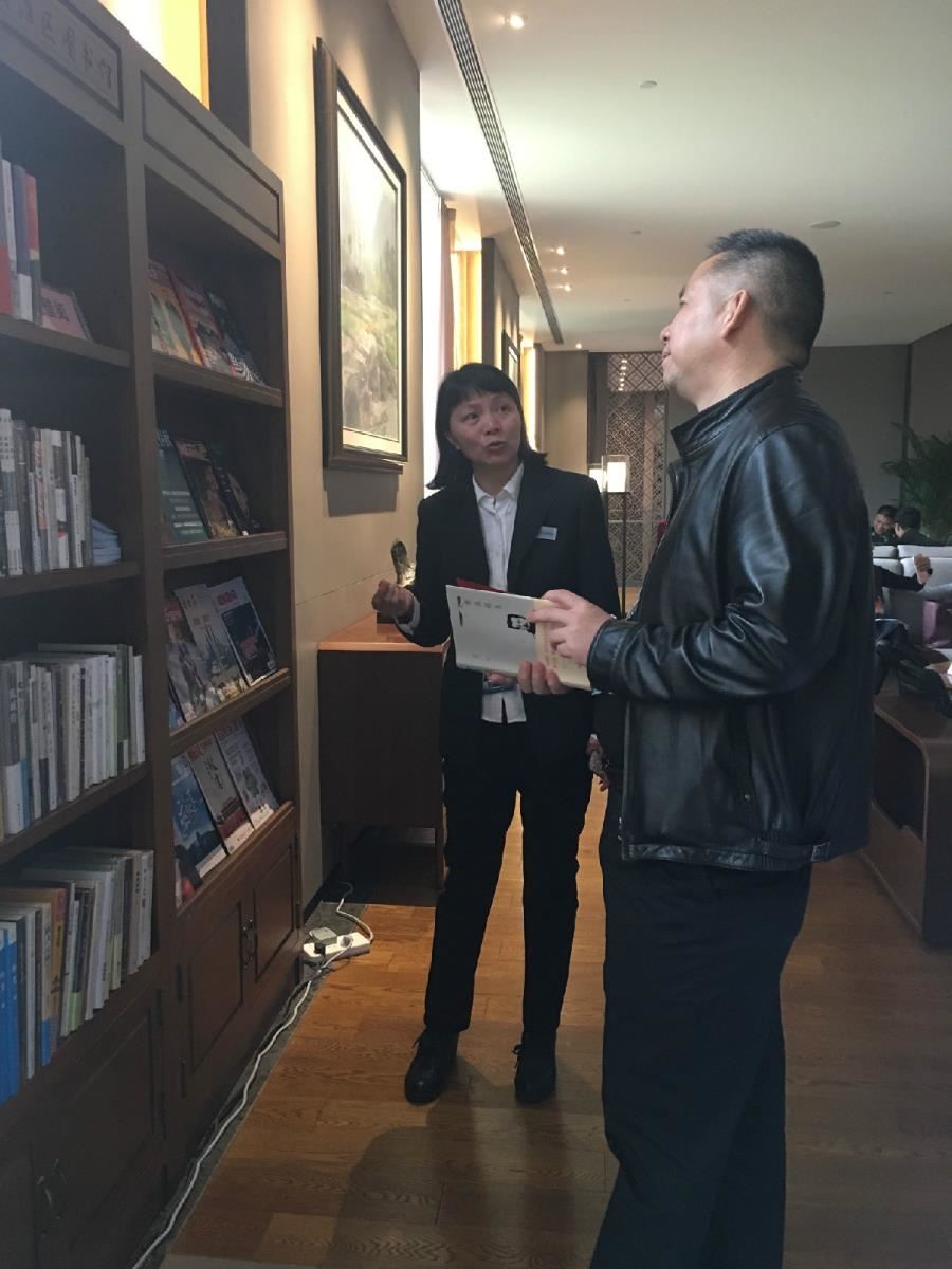 政协委员翻阅我馆图书
