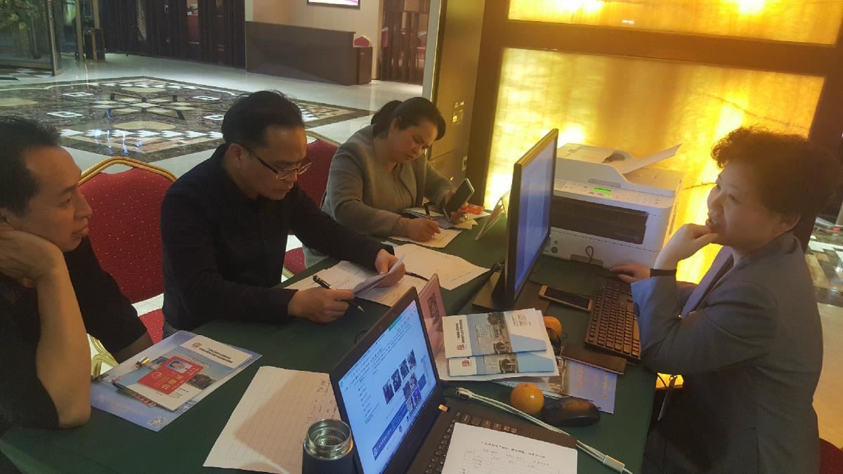 代表填写“两会”服务咨询、检索登记表