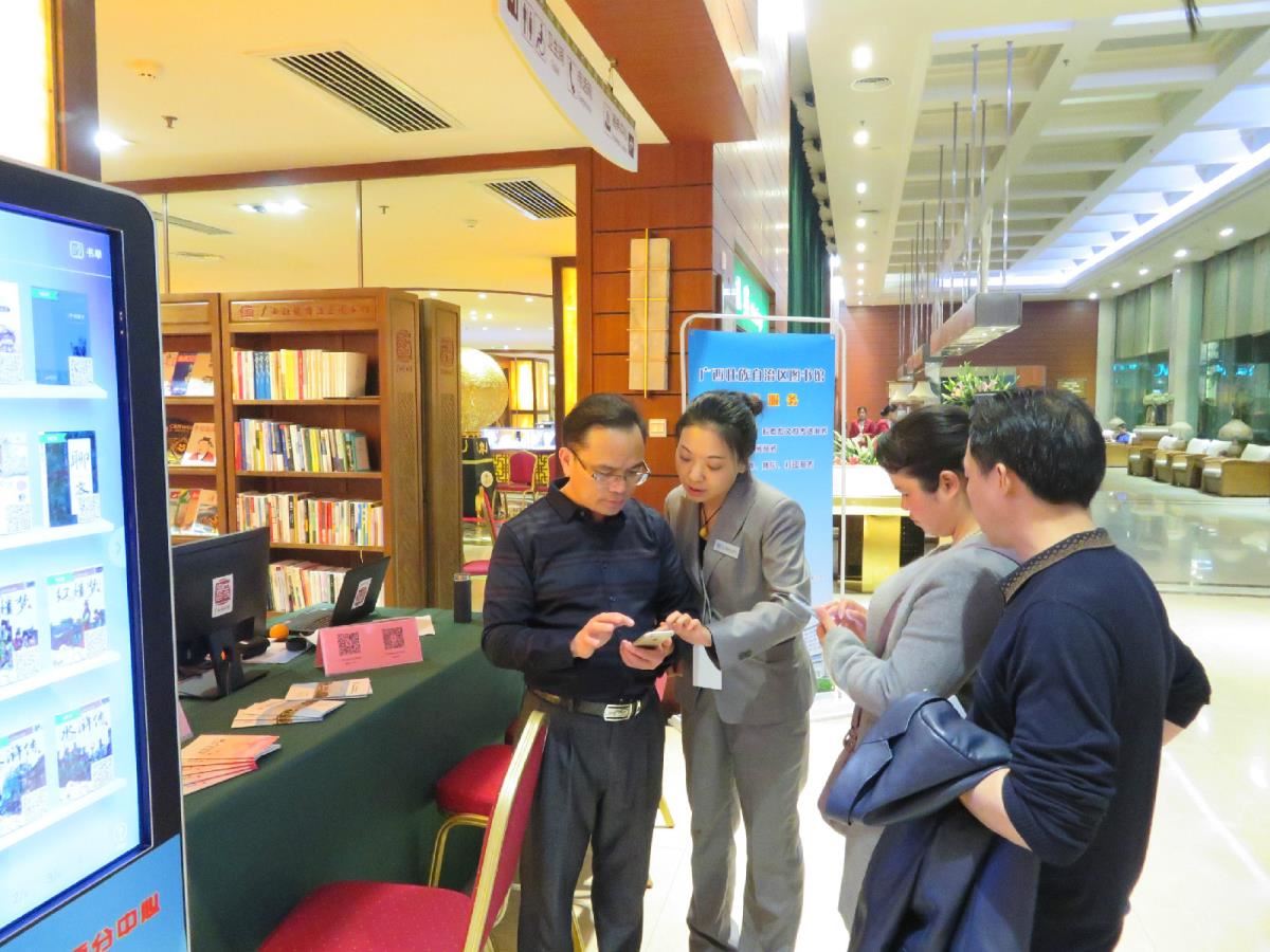 指导代表使用移动图书馆
