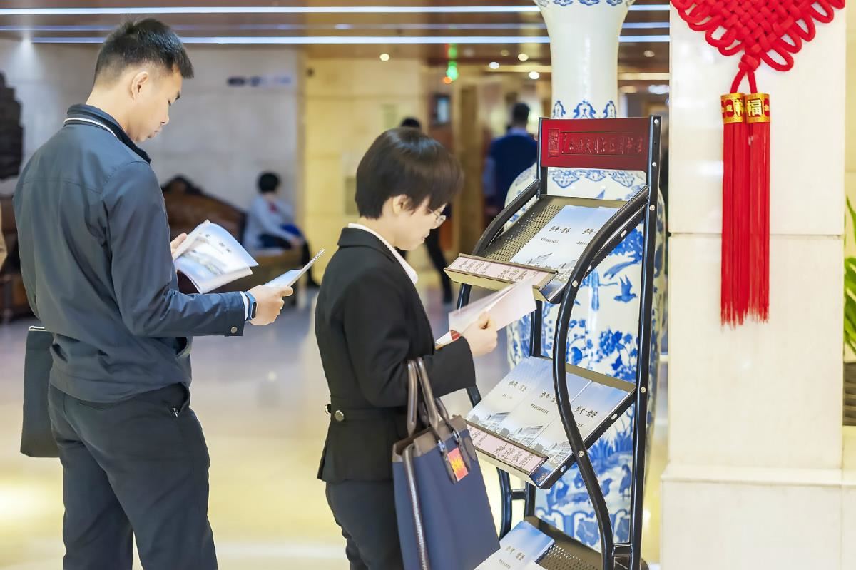 架上的《聚焦北部湾城市群》被代表取完