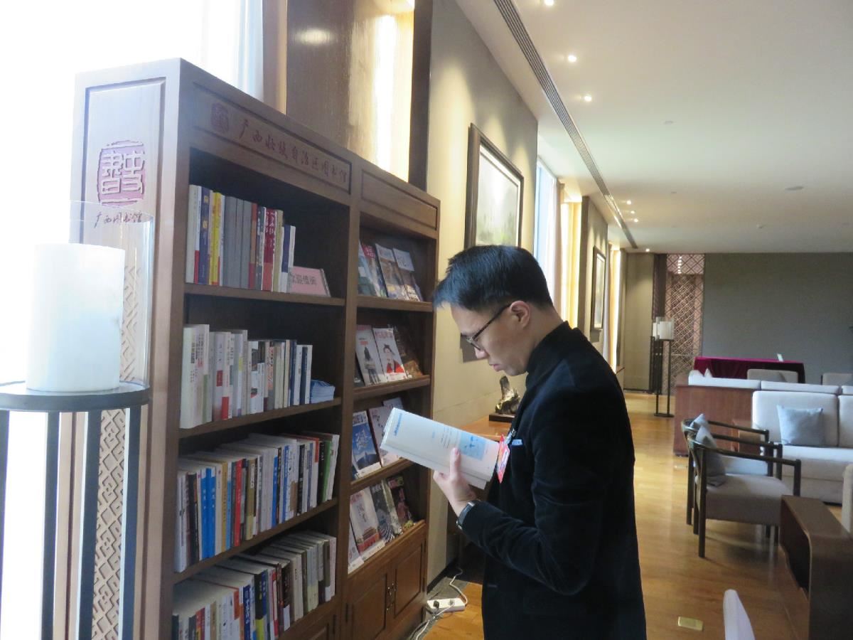 港澳委员翻阅服务点图书