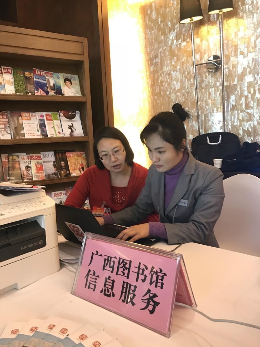 沈委员在向咨询馆员提供图书采购建议