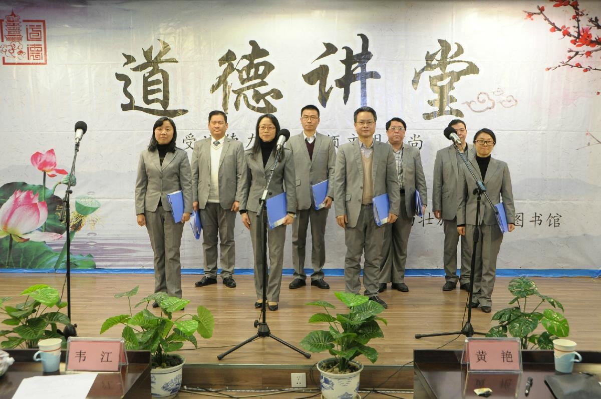 2.党委委员朗诵《七月的天空》