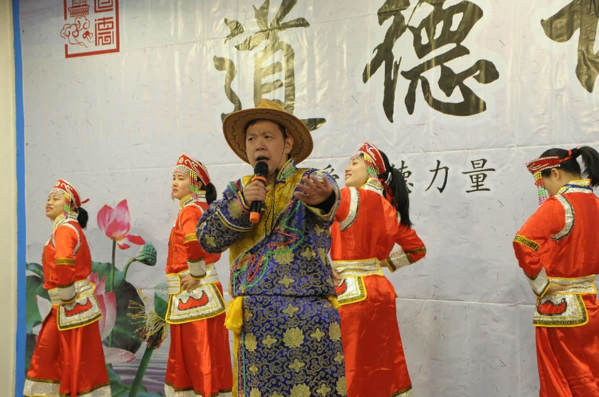 5.在职人员表演歌伴舞《草原上升起不落的太阳》.jpg