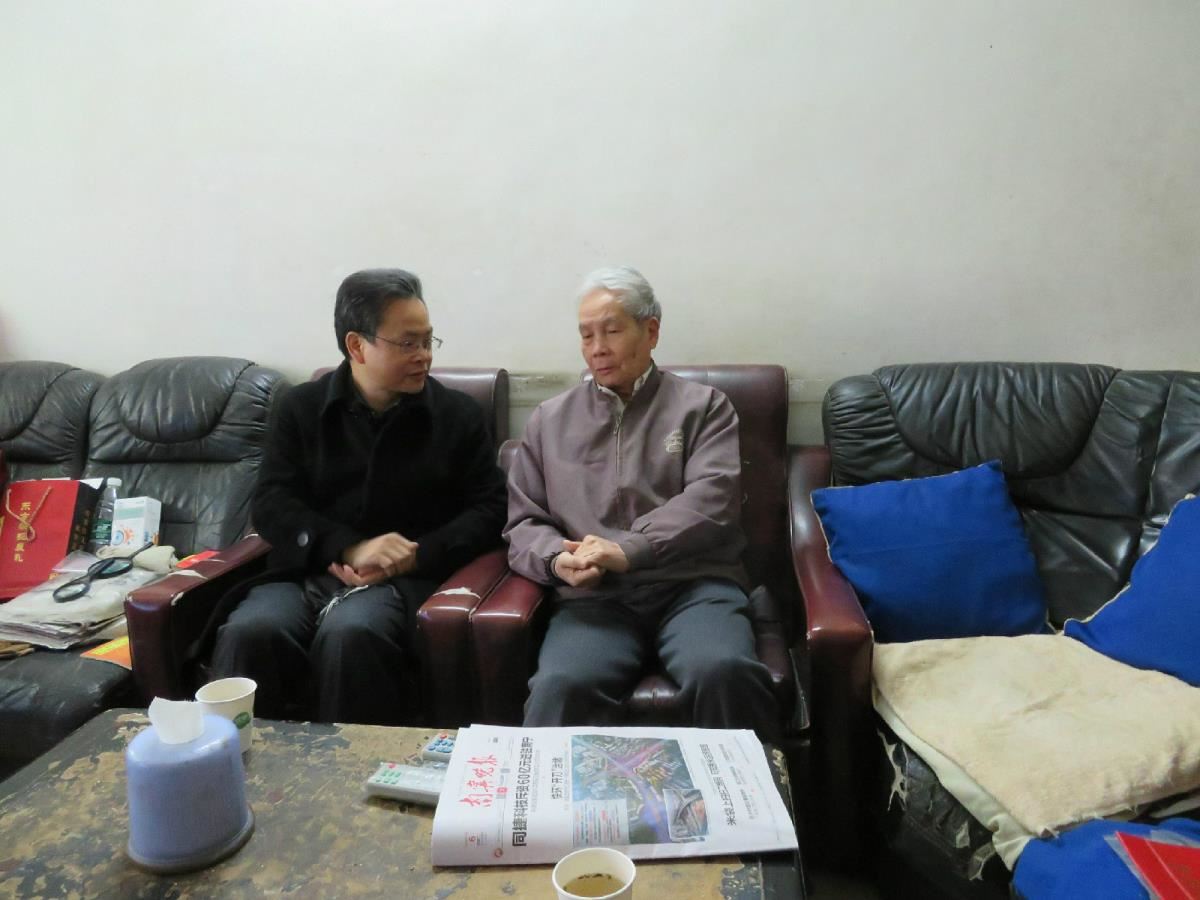 7.韦江馆长慰问退休老领导