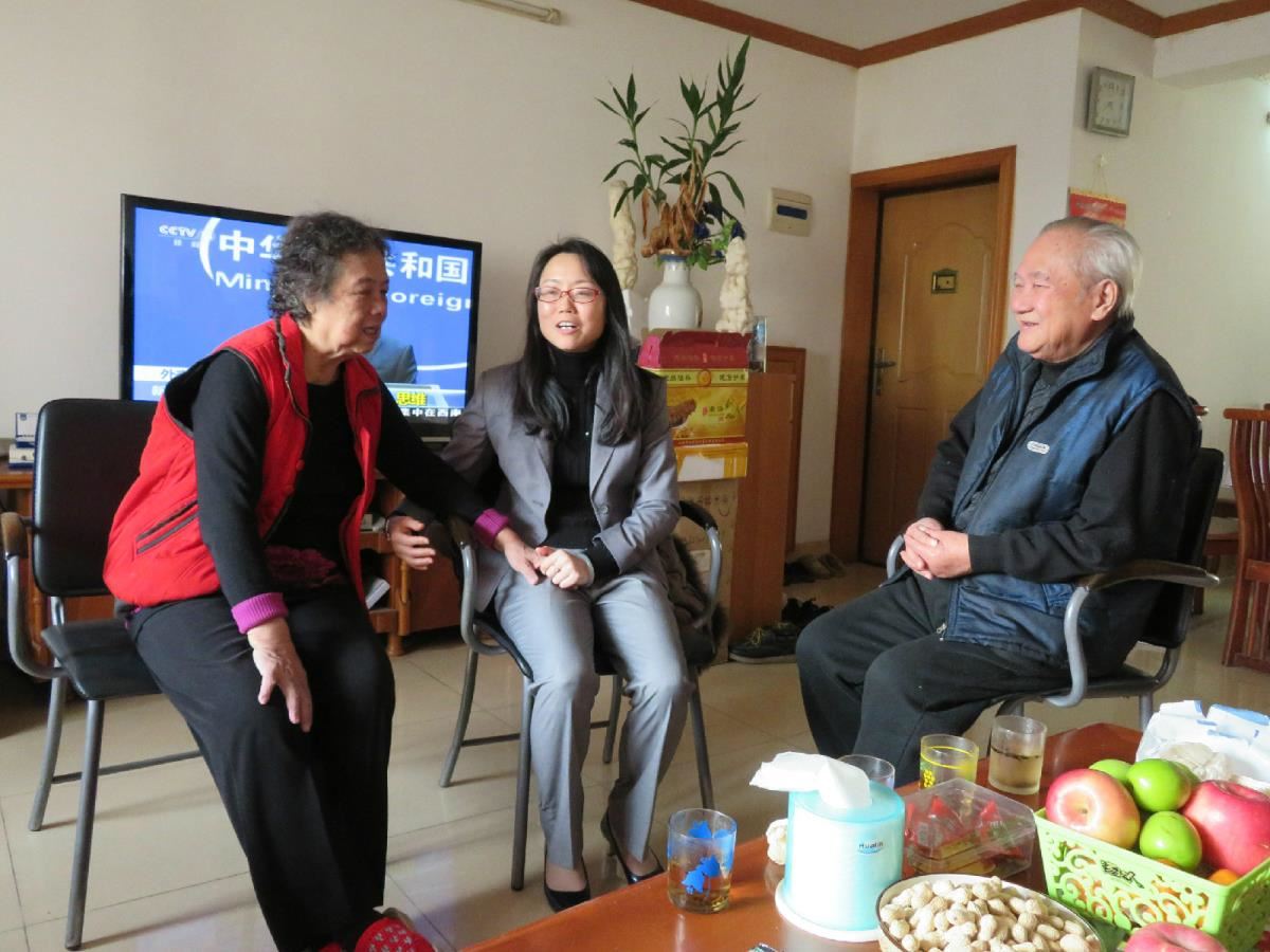 8.黄艳书记慰问退休老领导