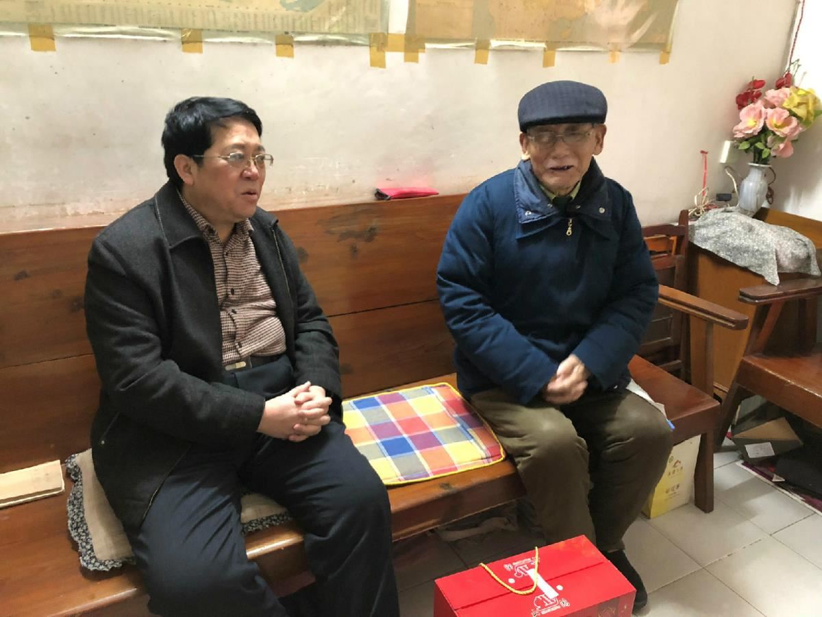 9.黄胜珠副馆长慰问离休老干