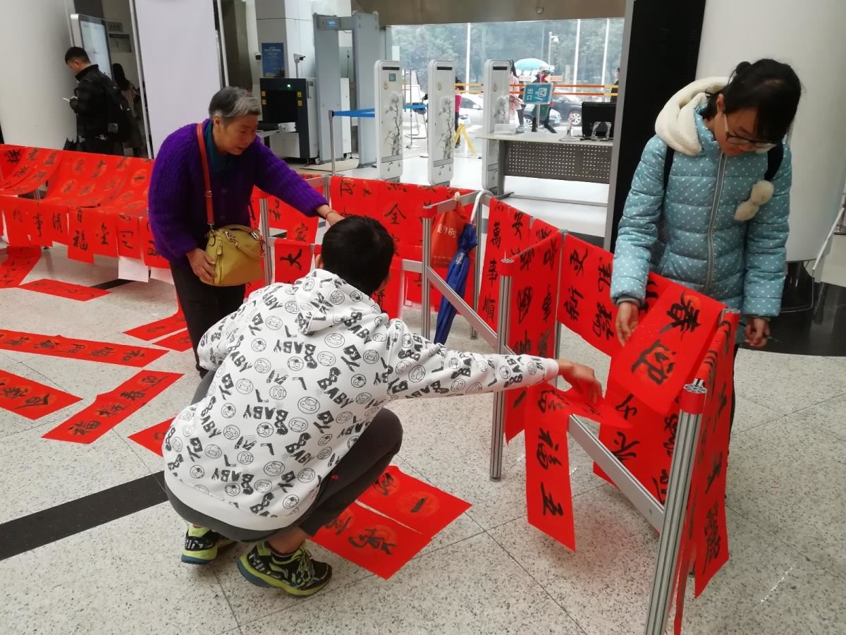 4.读者摆放春联