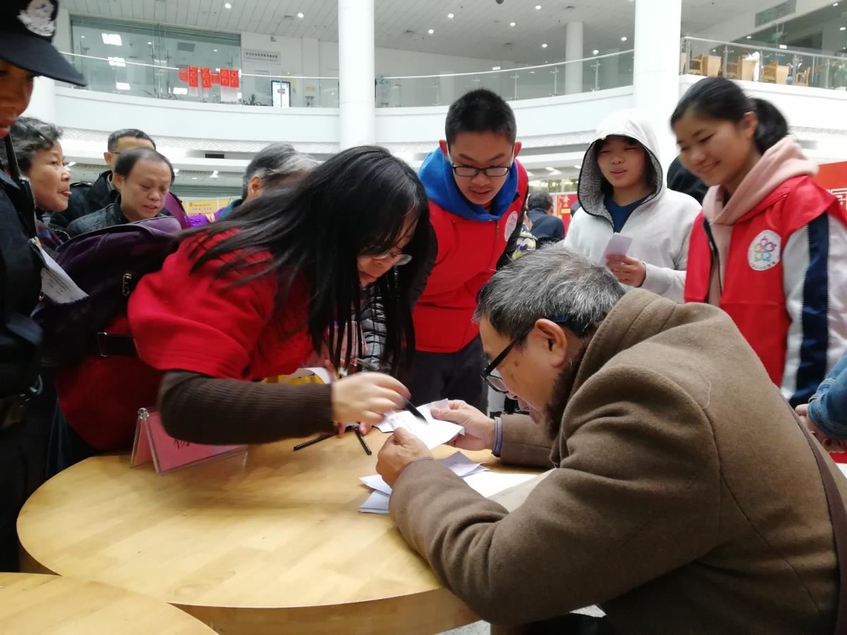 6.楹联专家杨晓林为读者改春联