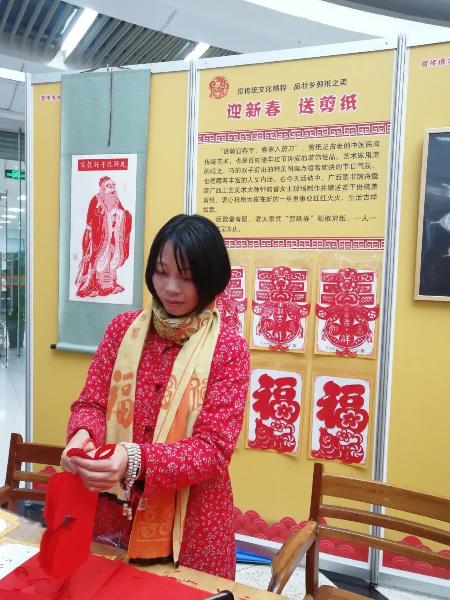 10.广西工艺美术大师钟昀睿女士现场剪纸