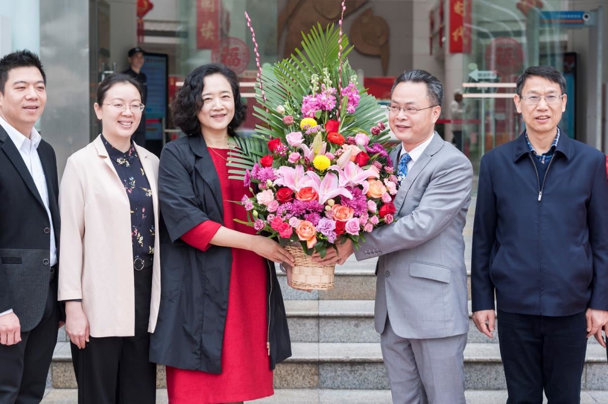 厅领导给我馆送花篮