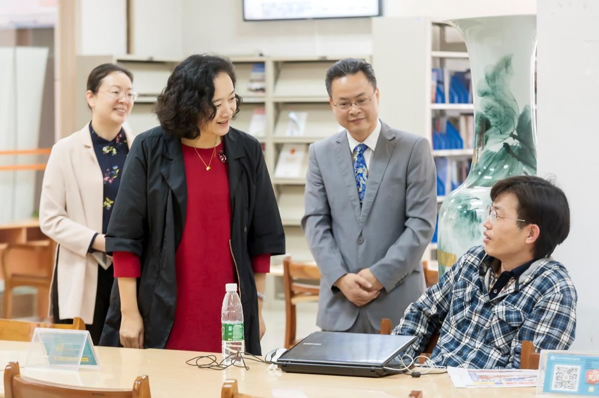 张虹厅长与读者交谈