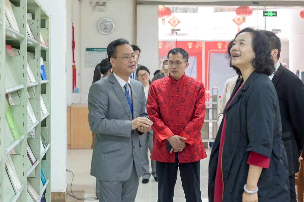 韦江馆长给厅领导介绍我馆报刊征订及读者利用情况